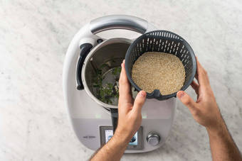 Zerkleinern & Quinoa garen