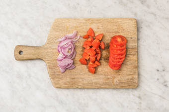 Préparer la tomate et l'oignon