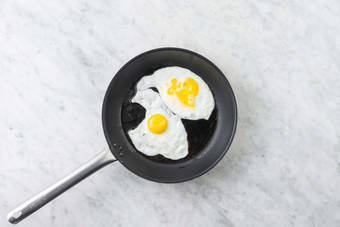Friggere l'uovo