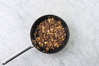 Cuocere i funghi e la carne