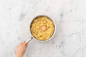 Cuire les pâtes et les oeufs