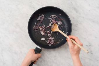 Préparer le jus à l'échalote