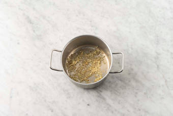 Zwiebel & Knoblauch anbraten