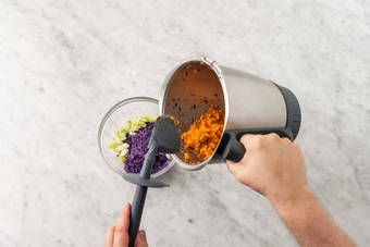 Rotkohl-Slaw zubereiten