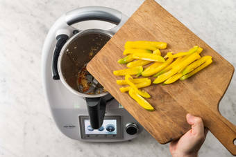 Zerkleinern & dünsten