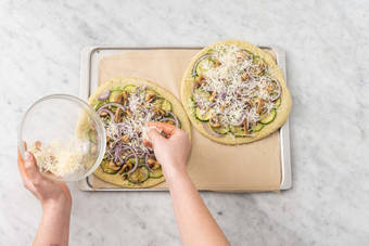 Enfourner les pizzas