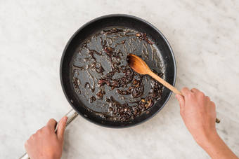 Carameliser l'oignon