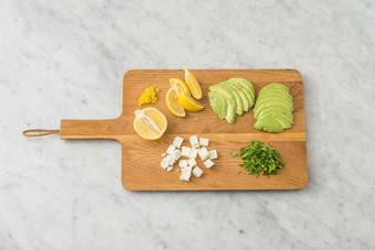 Préparer la feta et la coriandre