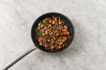 Tilsæt kød og grøntsager