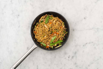 Ajouter les légumes et la sauce teriyaki