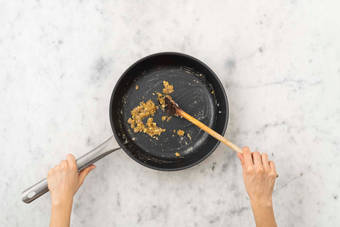 Faire revenir les condiments