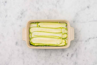 Garnir le plat à four