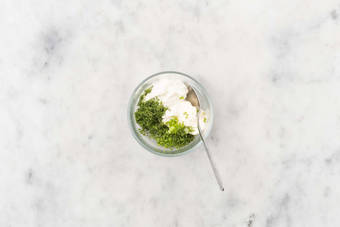 Faire la sauce ranch