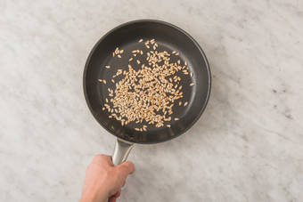 Sonnenblumenkerne rösten