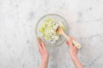 Gurkensalat fertigstellen