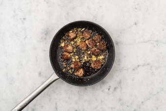 Cuire les boulettes de viande