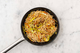 Faire sauter les nouilles