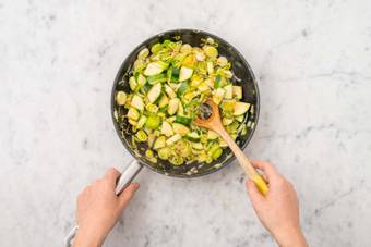 Étuver le poireau et la courgette