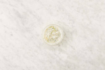 Preparare lo yogurt alle erbe