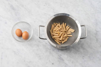 Cuire les pâtes et les œufs