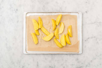 Enfourner les pommes de terre