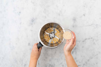 Für die Cashew-Hefe-Flakes