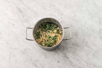 Bland perlecouscous og spinat 