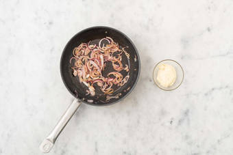 Préparer la sauce miel-moutarde