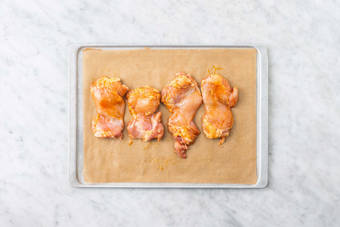 Infornare il pollo e le verdure