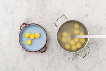 Klöße ziehen lassen