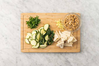 Preparare le verdure e i naan