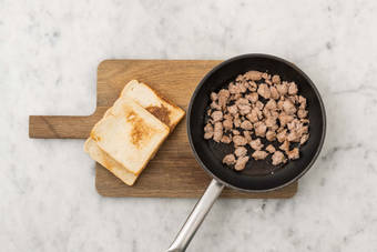 Cuocere la salsiccia