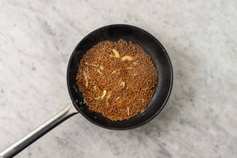 Soffriggere lo scalogno