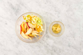 Forbered saus og salat