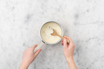 Préparer la sauce au fromage