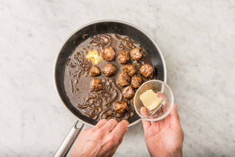 Zwiebelsoße zubereiten