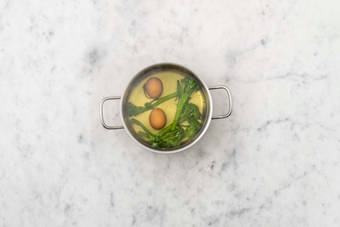 Cuire le broccolini et les œufs