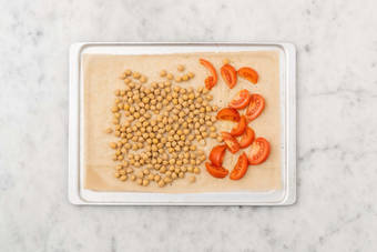 Bak kikerter og tomater