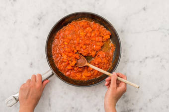 Préparer la sauce tomate