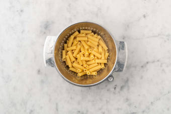 Scolare la pasta