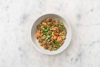 Faire sauter le riz et servir