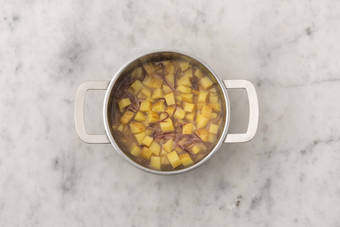 Cuocere le patate e le carote