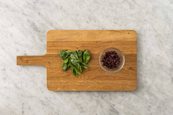 Förbered basilika & oliver