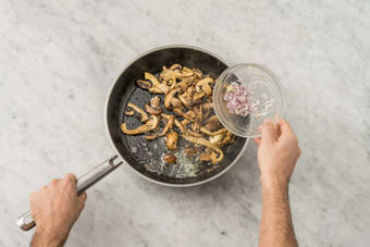 Poêler les champignons