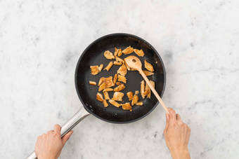 Vegetarische kipstukjes bakken