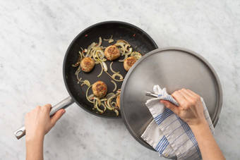 Cuire les boulettes de viande