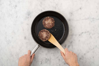 Cuire le steak haché