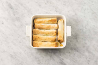 Farcire e infornare le enchiladas