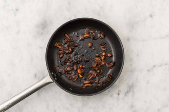 Cook mushrooms and sauce