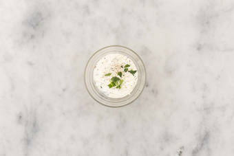 Faire la sauce aux herbes